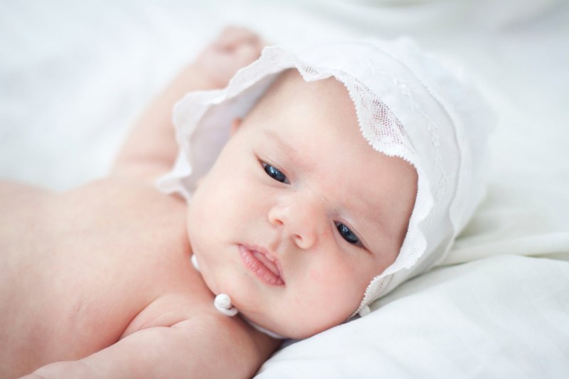 Почему новорождённый икает, часто плачет и срыгивает