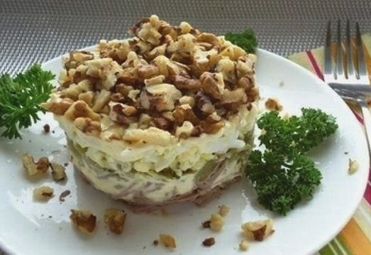 Как приготовить вкусный салат «Принц» с говядиной и грецкими орехами