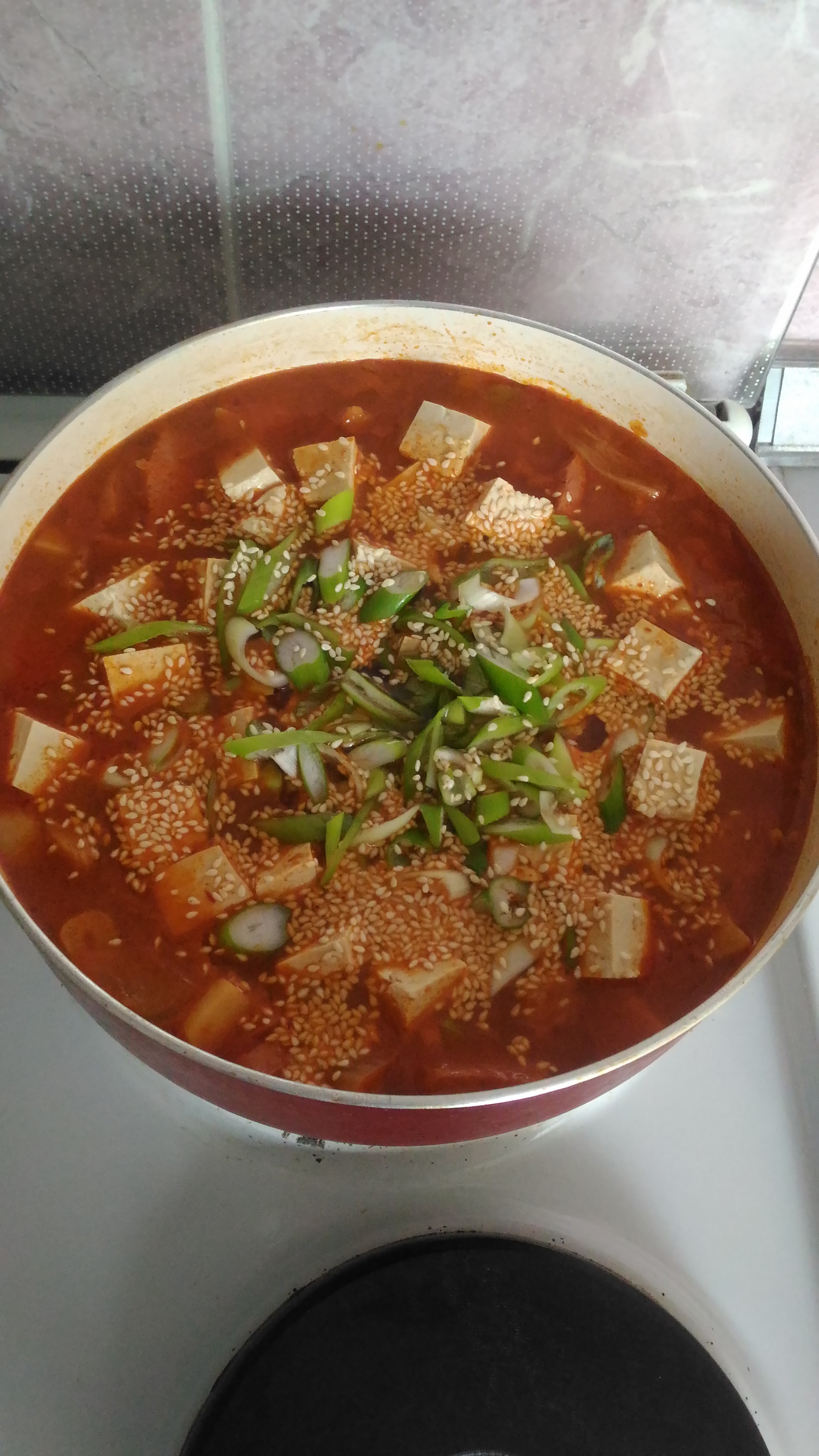 Корейский острый кимчи суп с тофу, овощами и грибами