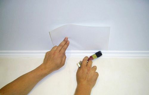 Как покрасить потолочный плинтус из пенопласта в ванной