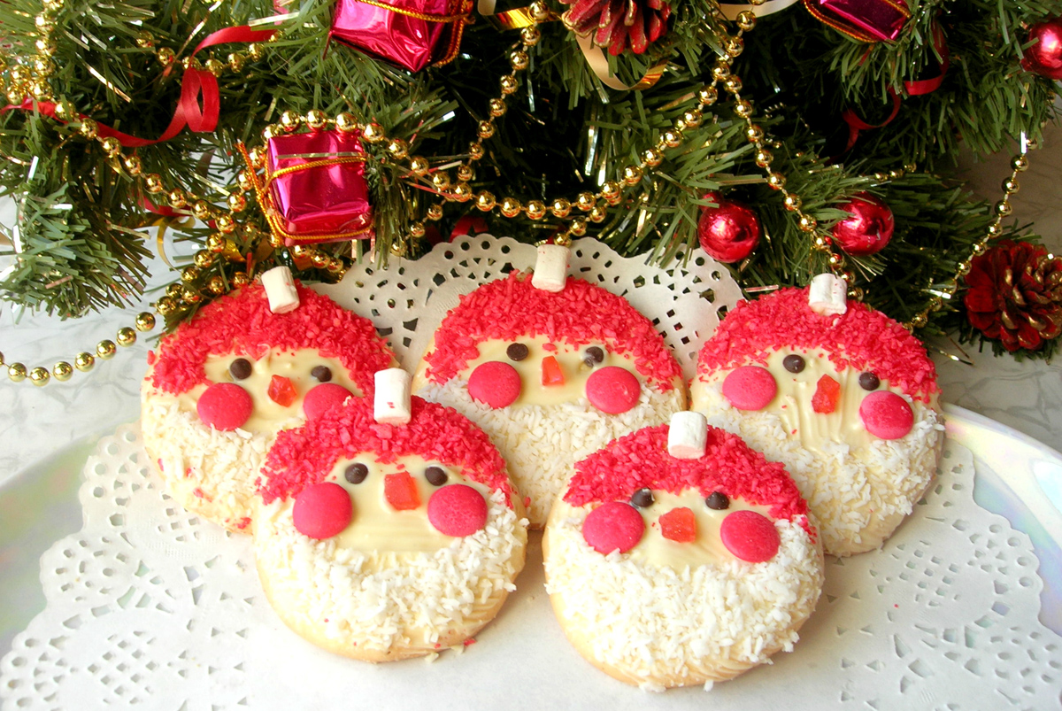 Бисквитные «Деды Морозы»: рецепт простого печенья к праздничному столу