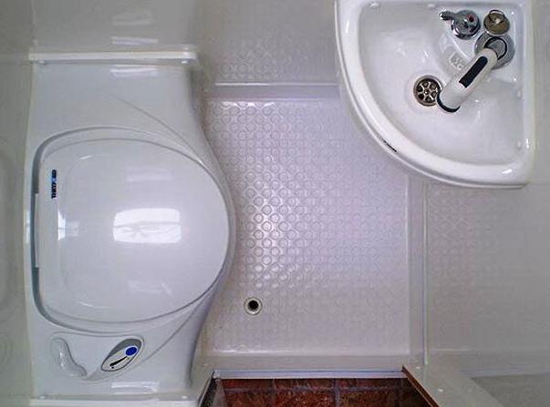 Как обустроить маленькую ванную комнату: несколько примитивных идей