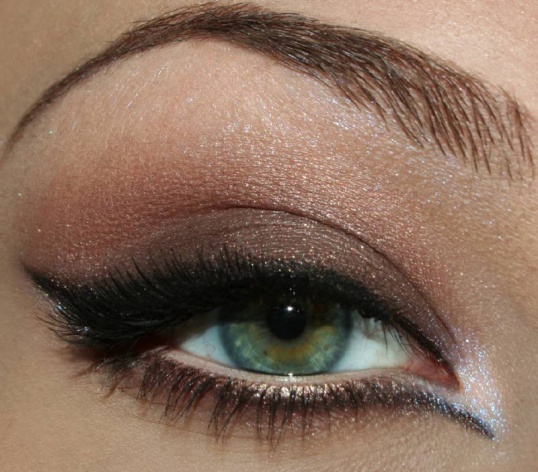 Как подвести глаза, чтобы они казались больше