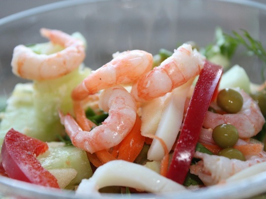 Вкусный салат из кальмаров и креветок рецепт Вкусный салат из кальмаров и креветок рецепт
