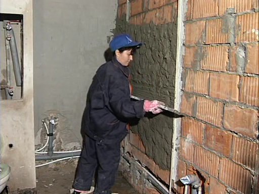 Как оштукатурить кирпичные стены