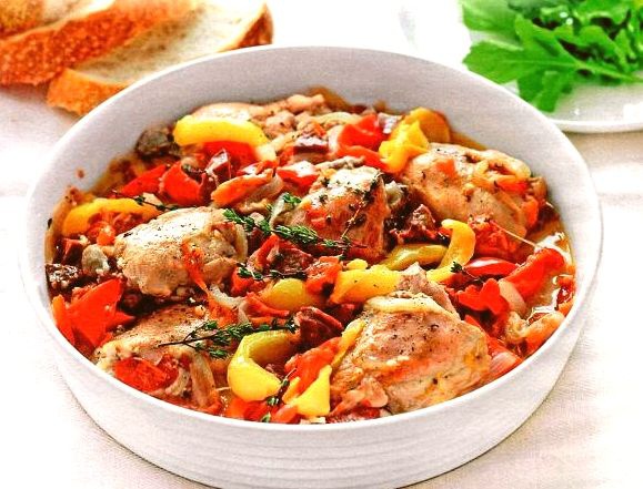 Курица, тушенная с овощами и острой салями