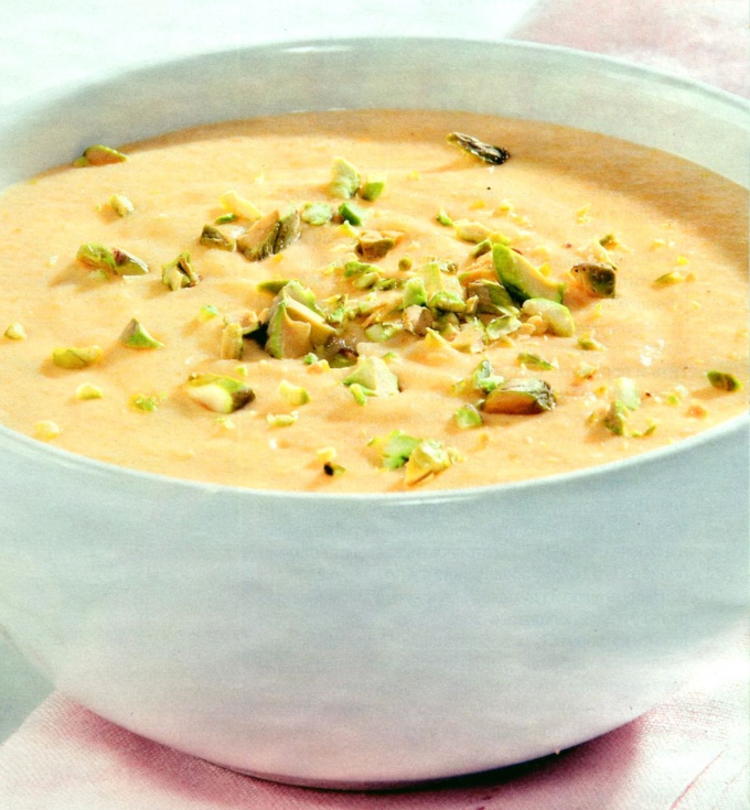 Нежный куриный суп с фисташками, сливками и рисом