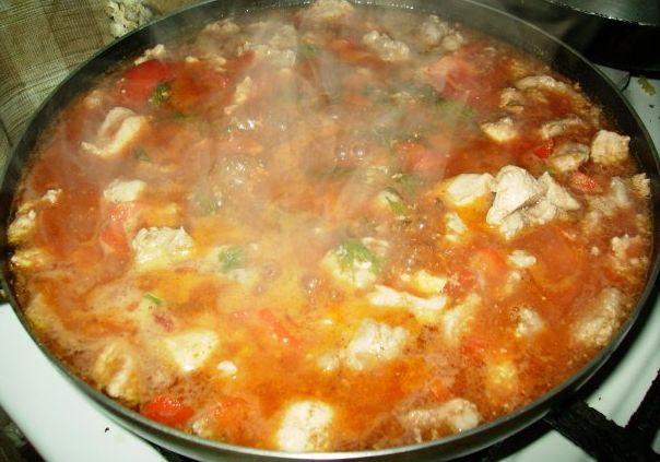 Гуляш куриный с подливой и овощами