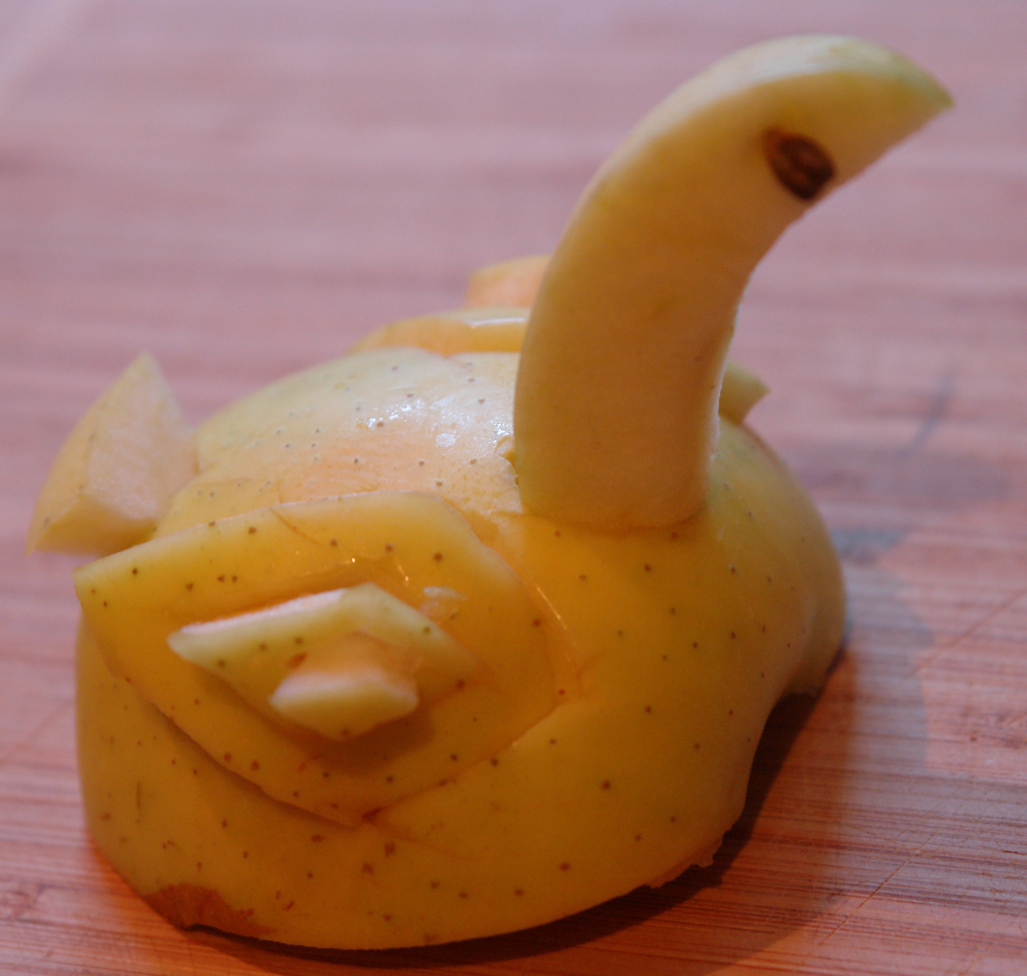 Как сделать лебедя из яблока