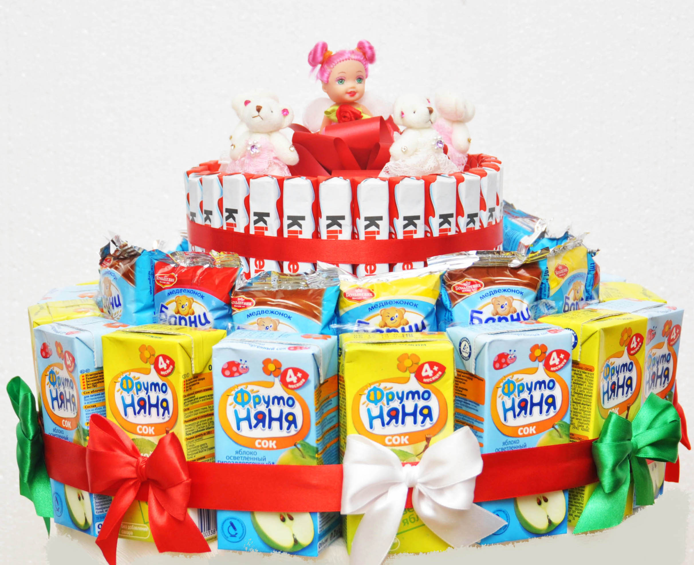 Идея для празднования детского дня рождения в саду: торт из сока и конфет