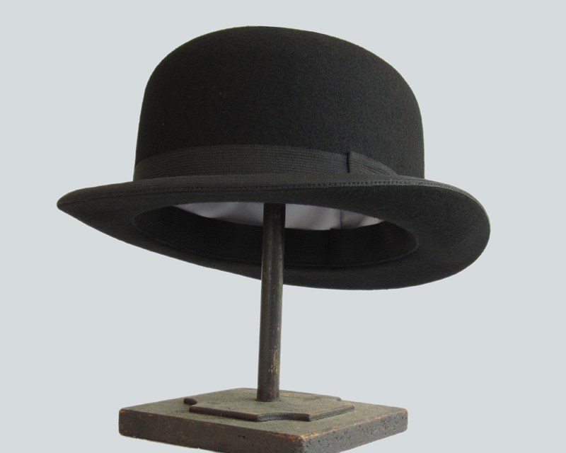 Поставь шляпа. Котелок шляпа 19 век. Шляпа котелок 19 века. Шляпа Калеба Маккаффери. Котелок головной убор.