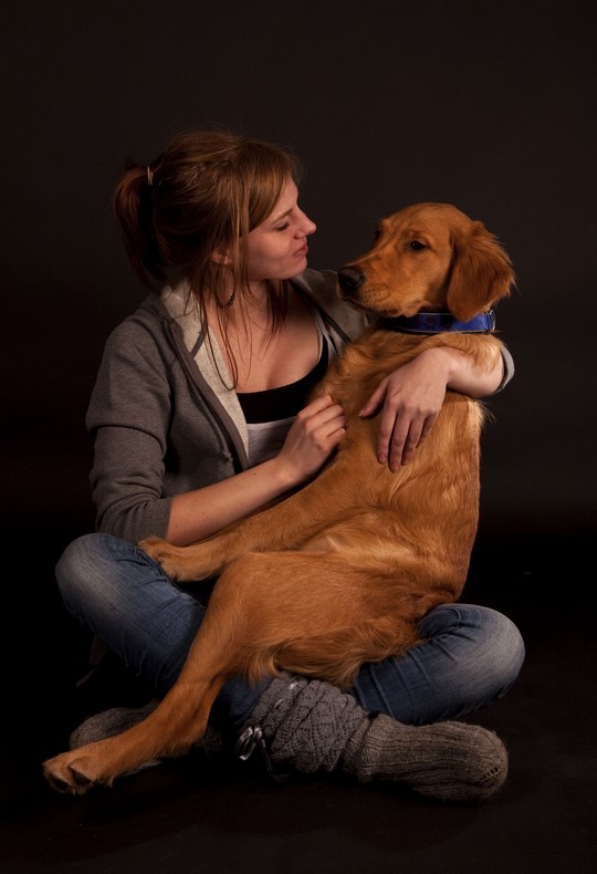 Собака женщиной живой. Собака рядом с человеком. Женщина с собакой. Фотосессия с собакой. Собака на руках.