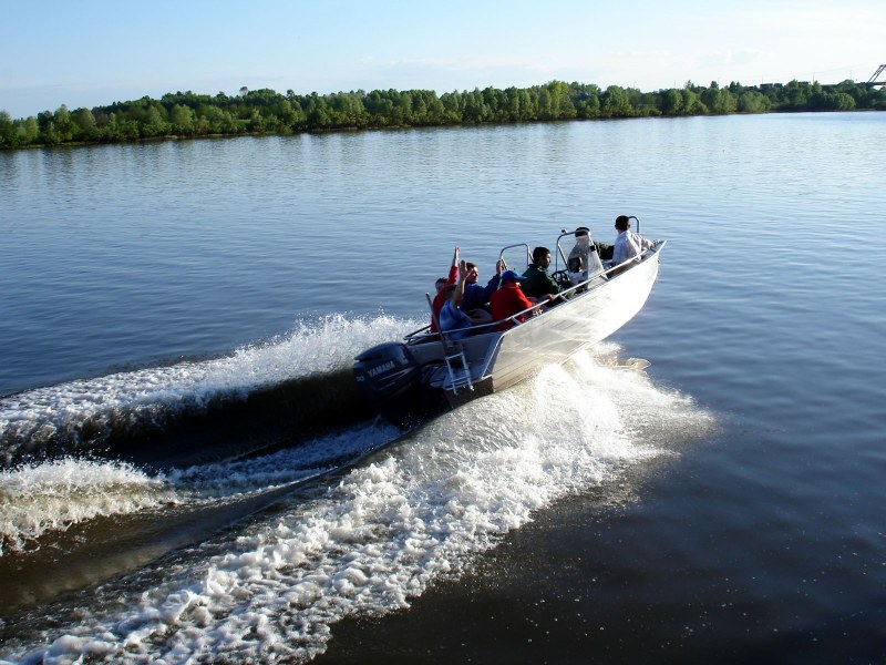 Фото лодки с мотором на реке