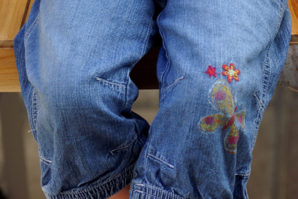 Как сделать заплатку на штанах на коленке вручную незаметно ребенку