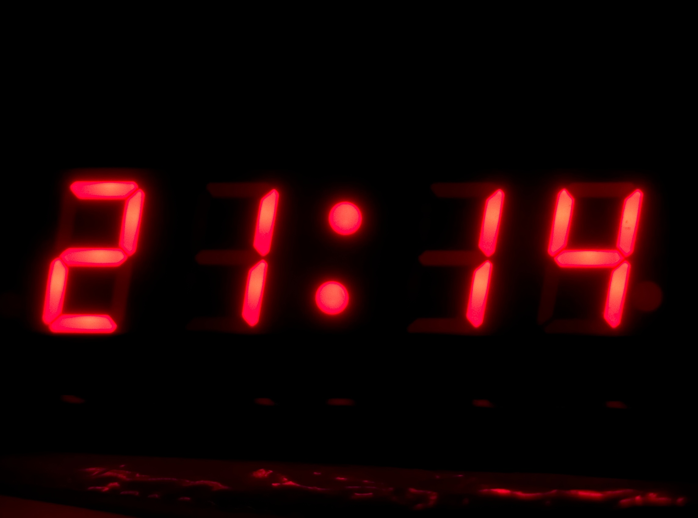 Посмотрел на время 20 20. Часы 21 00. Электронные часы 21. Электронные часы 22 00. Электронные часы 22:30.