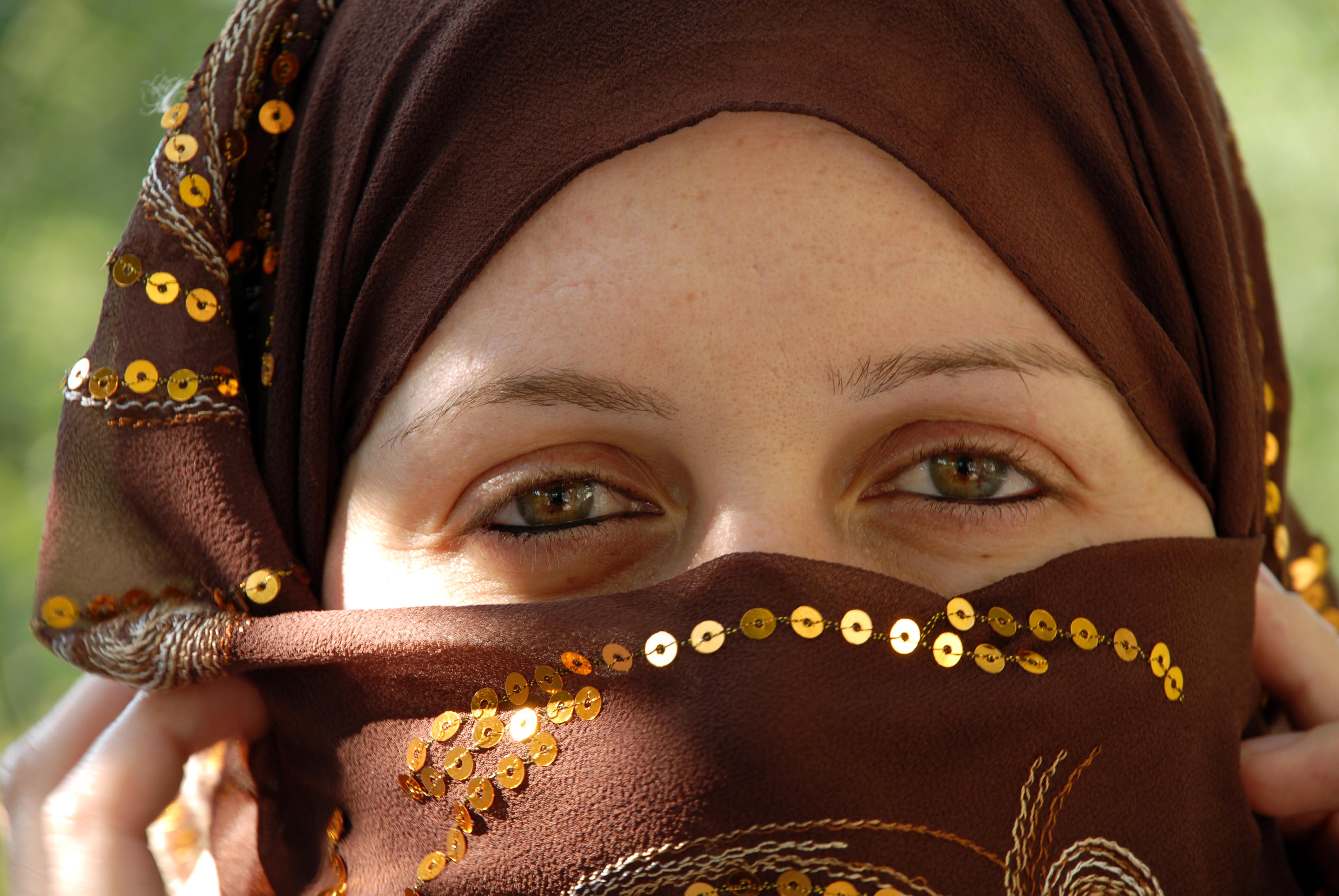 Арабский титул. Восточные женщины. Красивые восточные платки. Платки мусульманские для женщин. Восточный платок на голову.