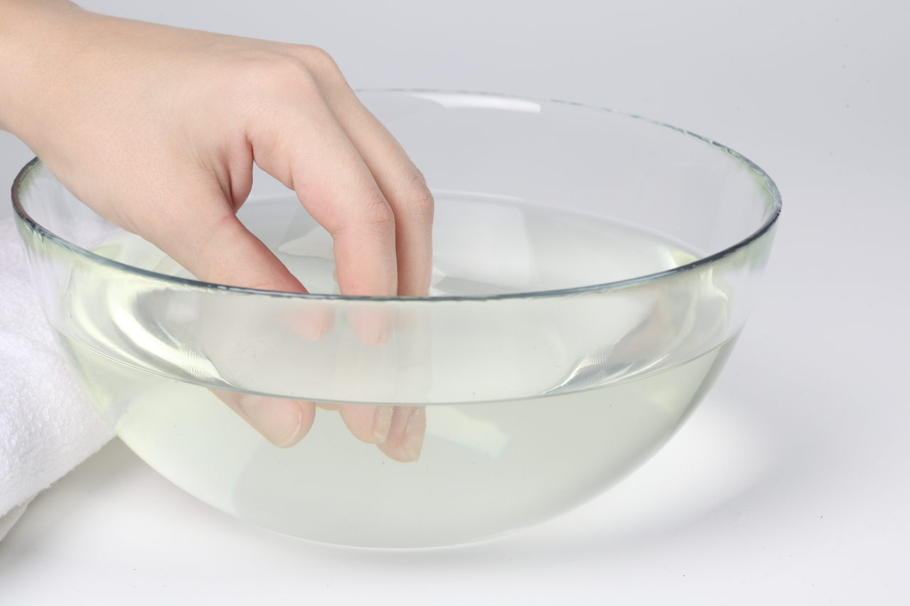 Если опустить металлическую миску в воду то. Вода в прозрачной миске. Миска с водой. Вода в мисочке. Чаша для воды.
