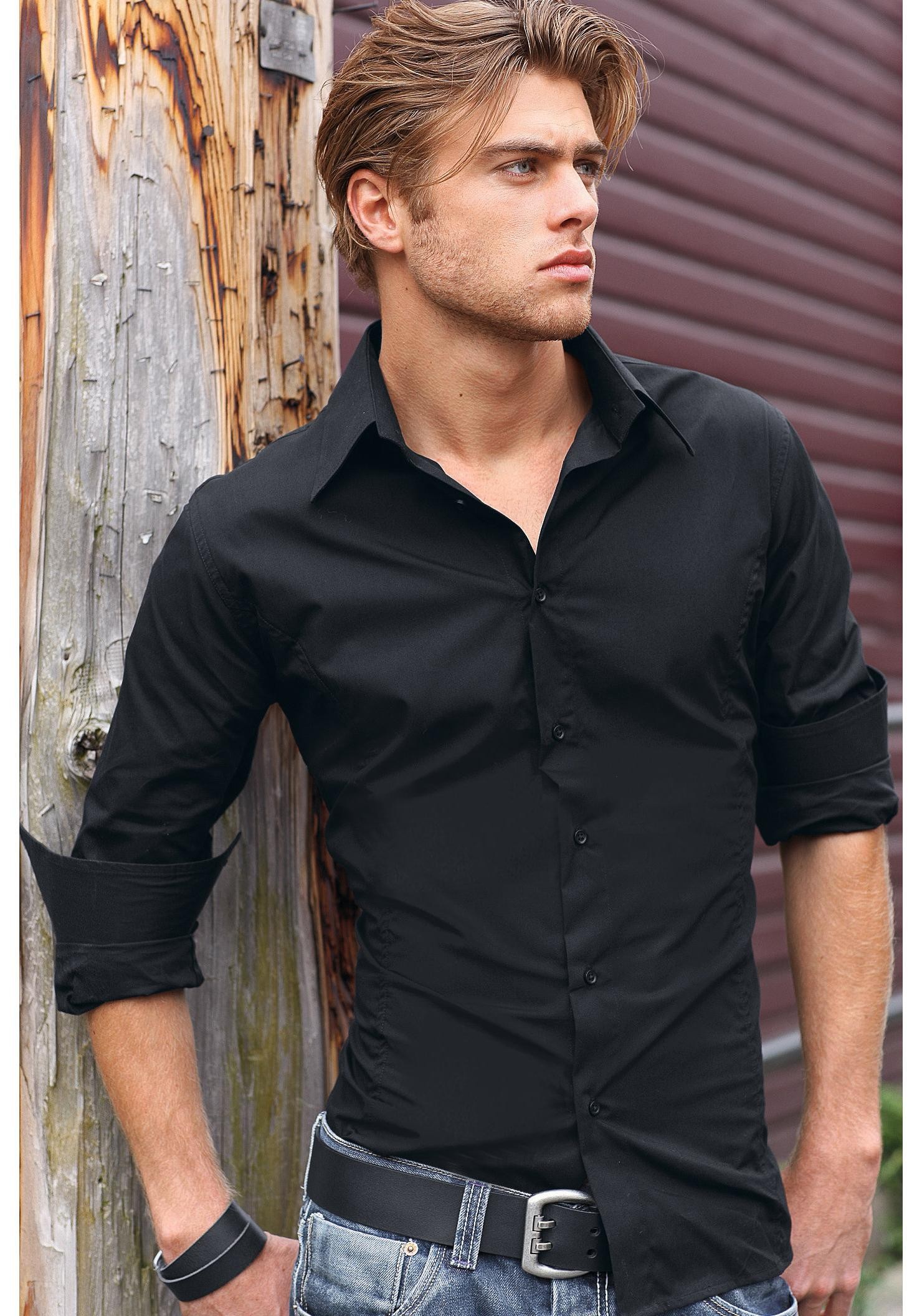 Рубашка красиво черный. Парень в черной рубашке. Мужчина в чёрной руюашке. Красивые мужские рубашки. Красивые рубашки для мужчин.