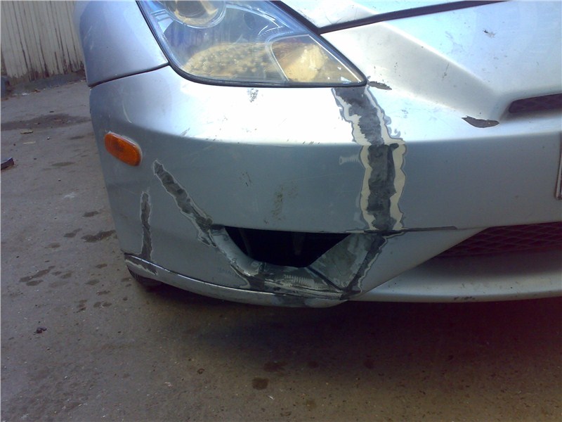 Машине разбили бампер. Разбитый бампер Хендай акцент. Треснутый бампер. Сломан бампер у автомобиля. Сломанный пластиковый бампер.