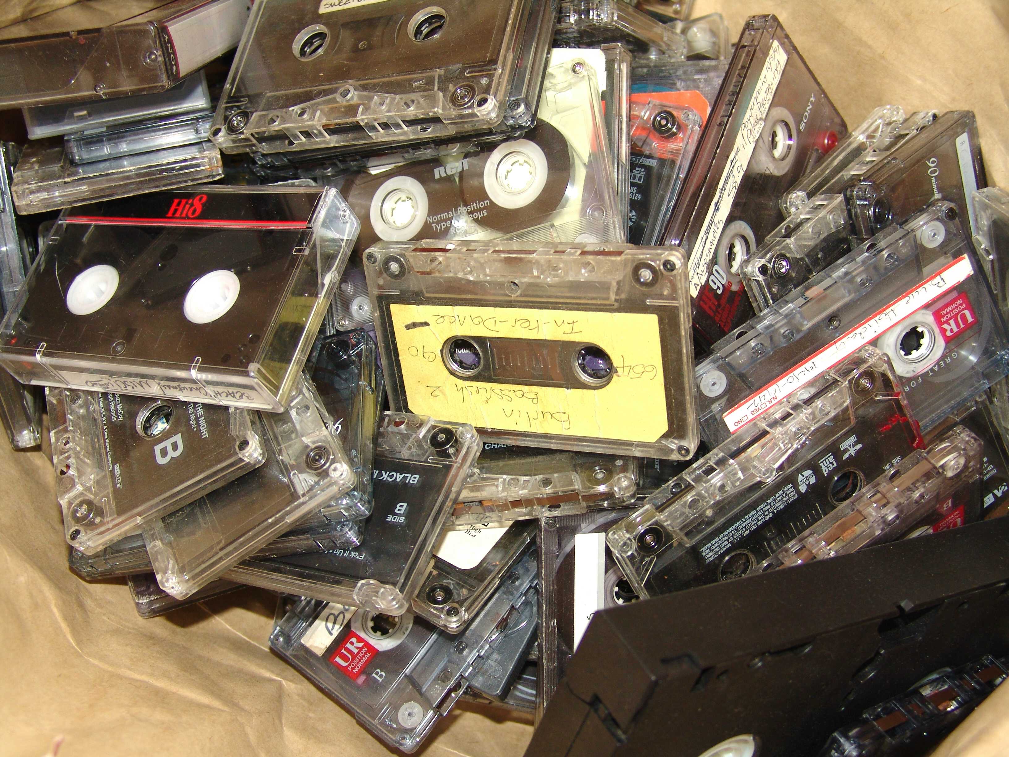 День кассеты. Кассета гф160702. Куча кассет. Старая кассета. Старые аудиокассеты.
