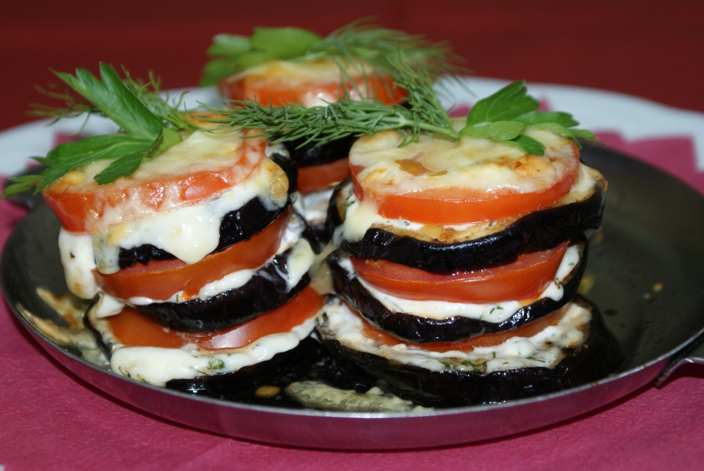 Баклажаны с помидорами и сыром на сковороде