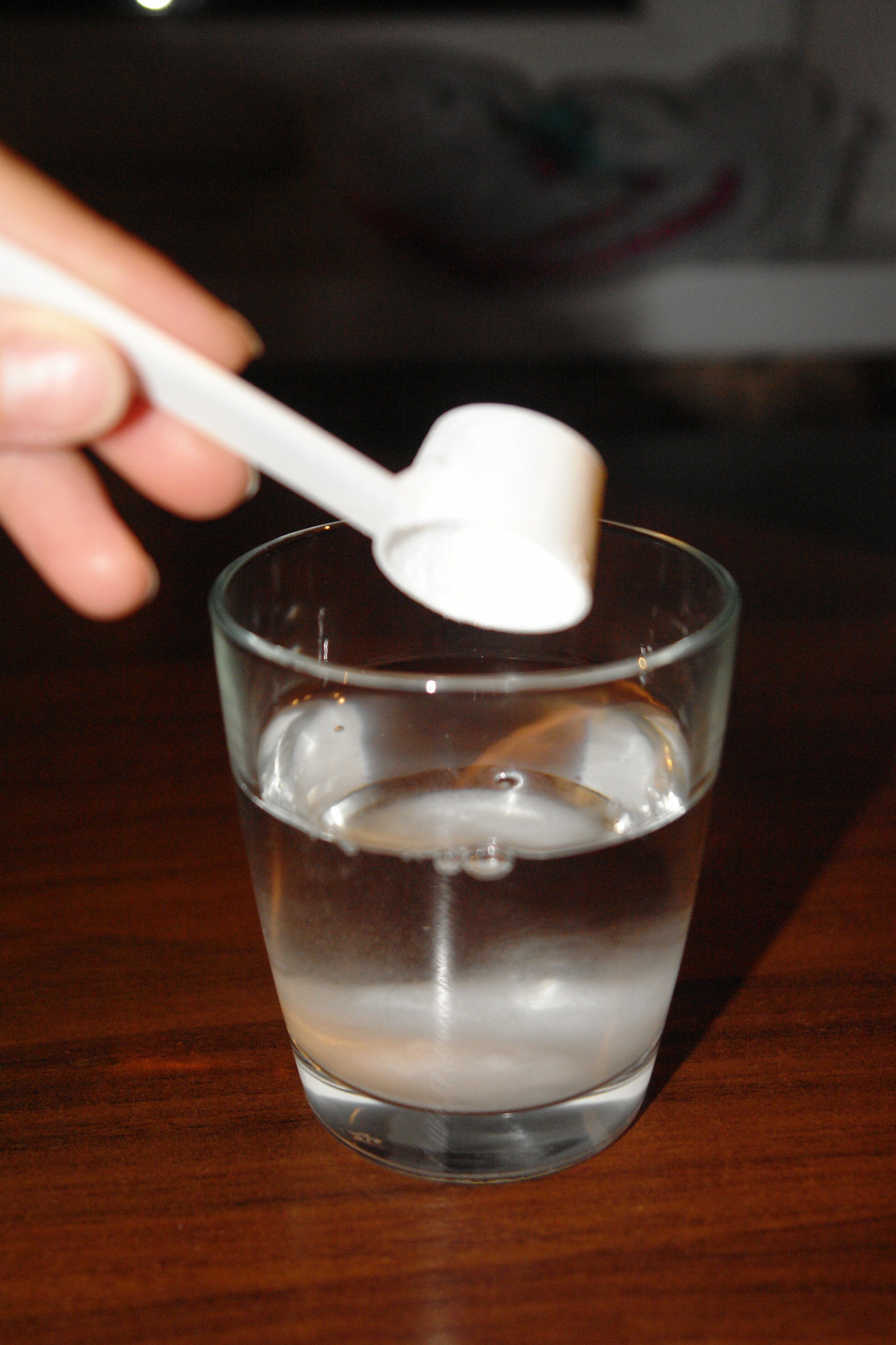 Можно полоскать десна содой. Раствор соды в воде. Стакан содовым раствором. Раствор питьевой соды. Ложка в стакане.