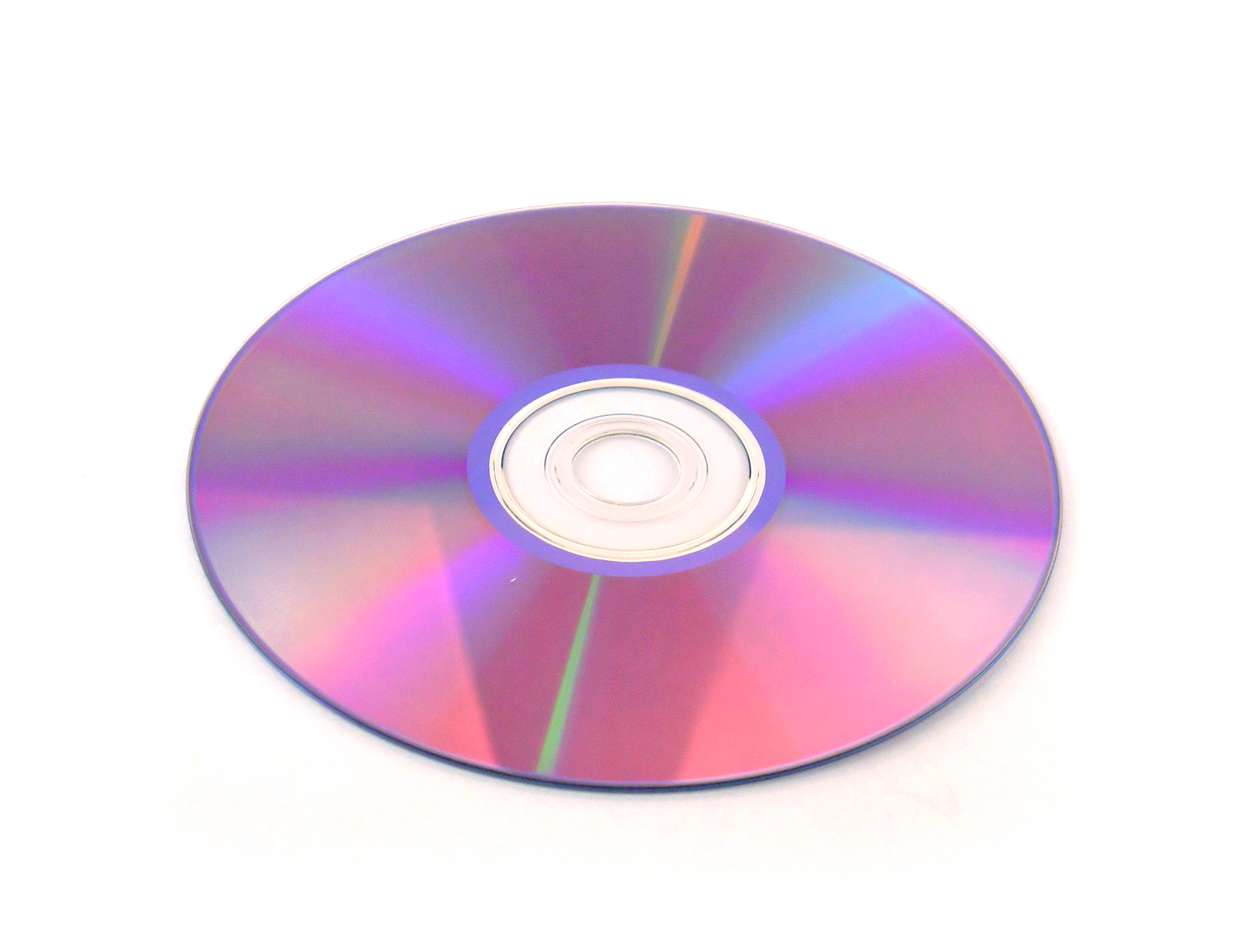 Компакт диск на белом фоне