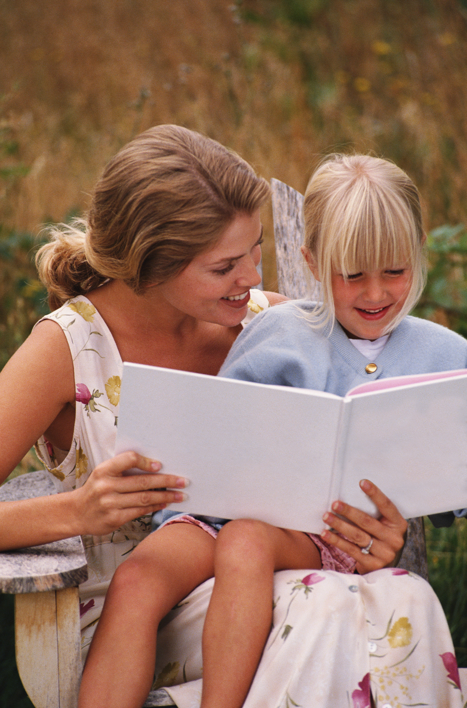 Мама читает детям картинки. Чтение для детей. Книги для детей. Чтение книг. Дети читают.