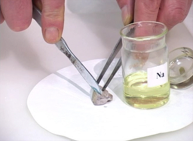 К оставшимся растворам добавляем раствор нитрата серебра. Металлический натрий. Как узнать распознать азот в пробирке. Получение аммиачного раствора нитрата серебра. Как сделать азот.