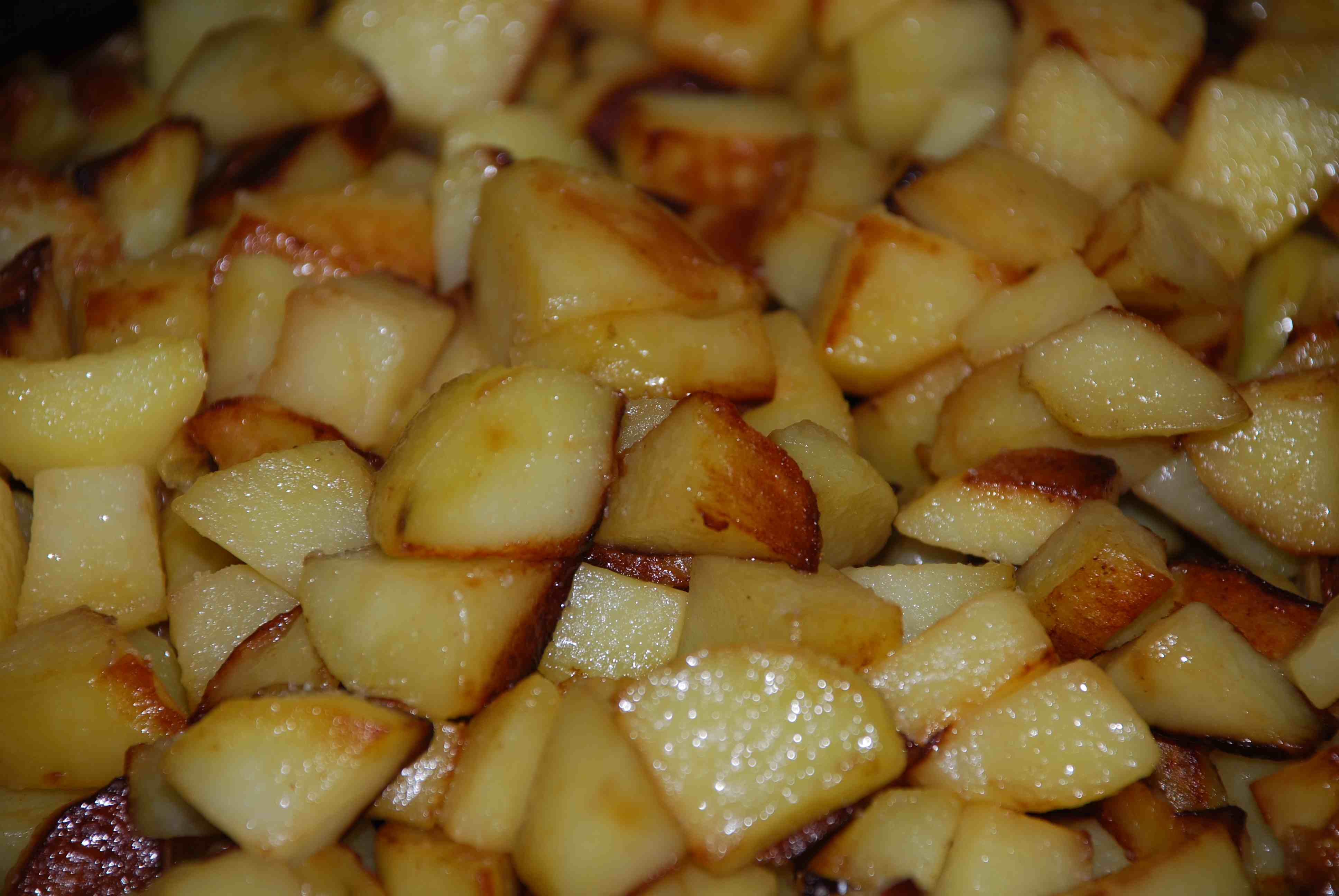 Поджаривает ломтики. Жареная картошка в духовке. Жареная картошка ломтиками. Картошка ломтиками в духовке. Кусок жареной картошки.