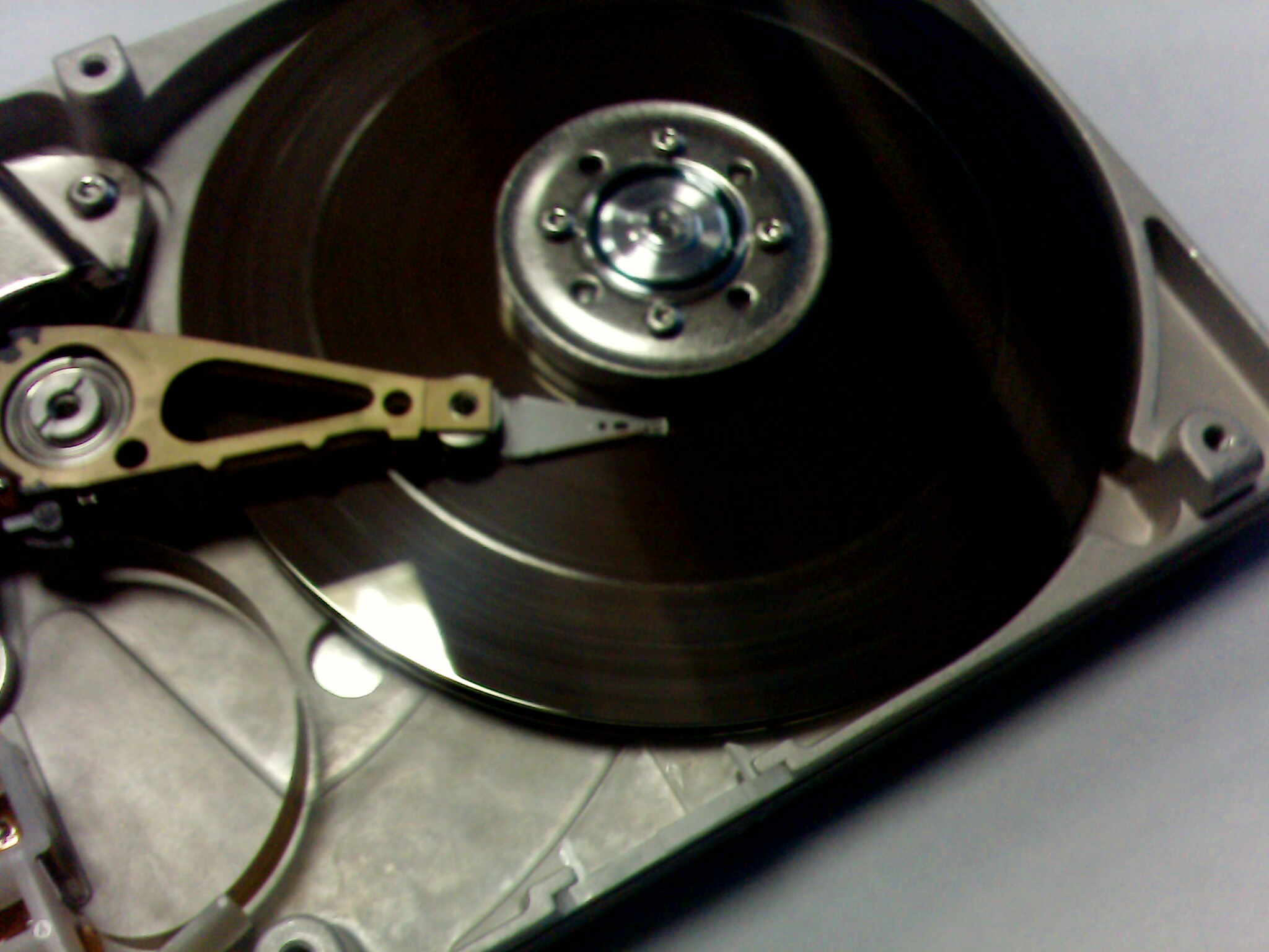 Разбитый диск. Сломанный жесткий диск. Распиленный жесткий диск. Разбитый HDD. Жесткий диск HDD сломан.