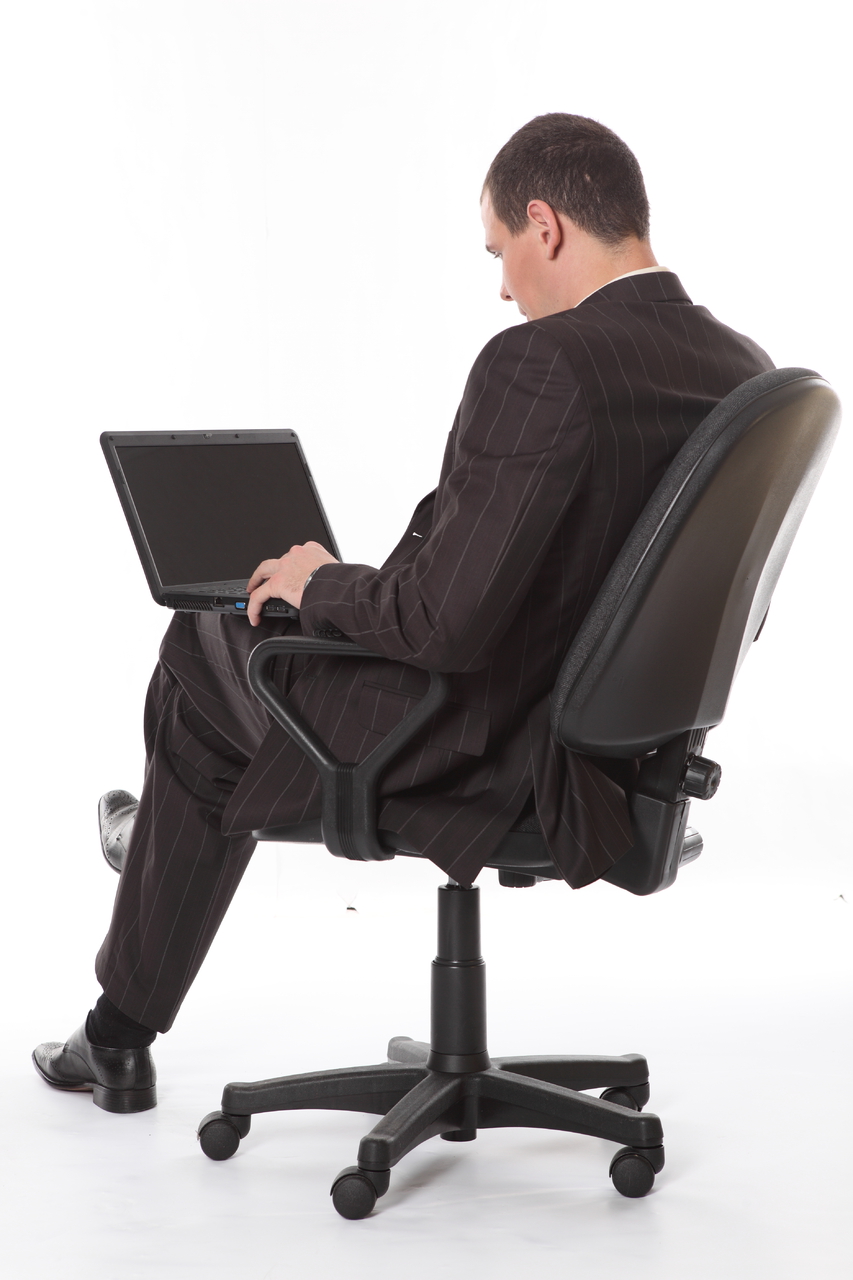 Сидя постою. Мужчина в кресле спиной. Человек за компьютером со спины. Человек в офисном кресле. Человек в компьютерном кресле.