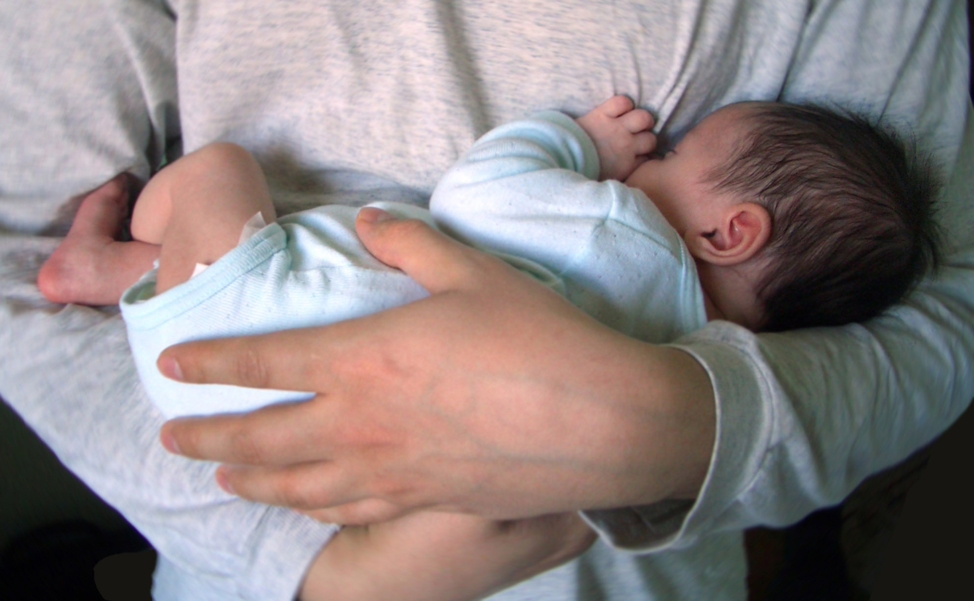 Видеть во сне ребенка грудного на руках. Ребенок на руках. Новорожденный на руках. Рука новорожденного ребенка. Младенец на руках.