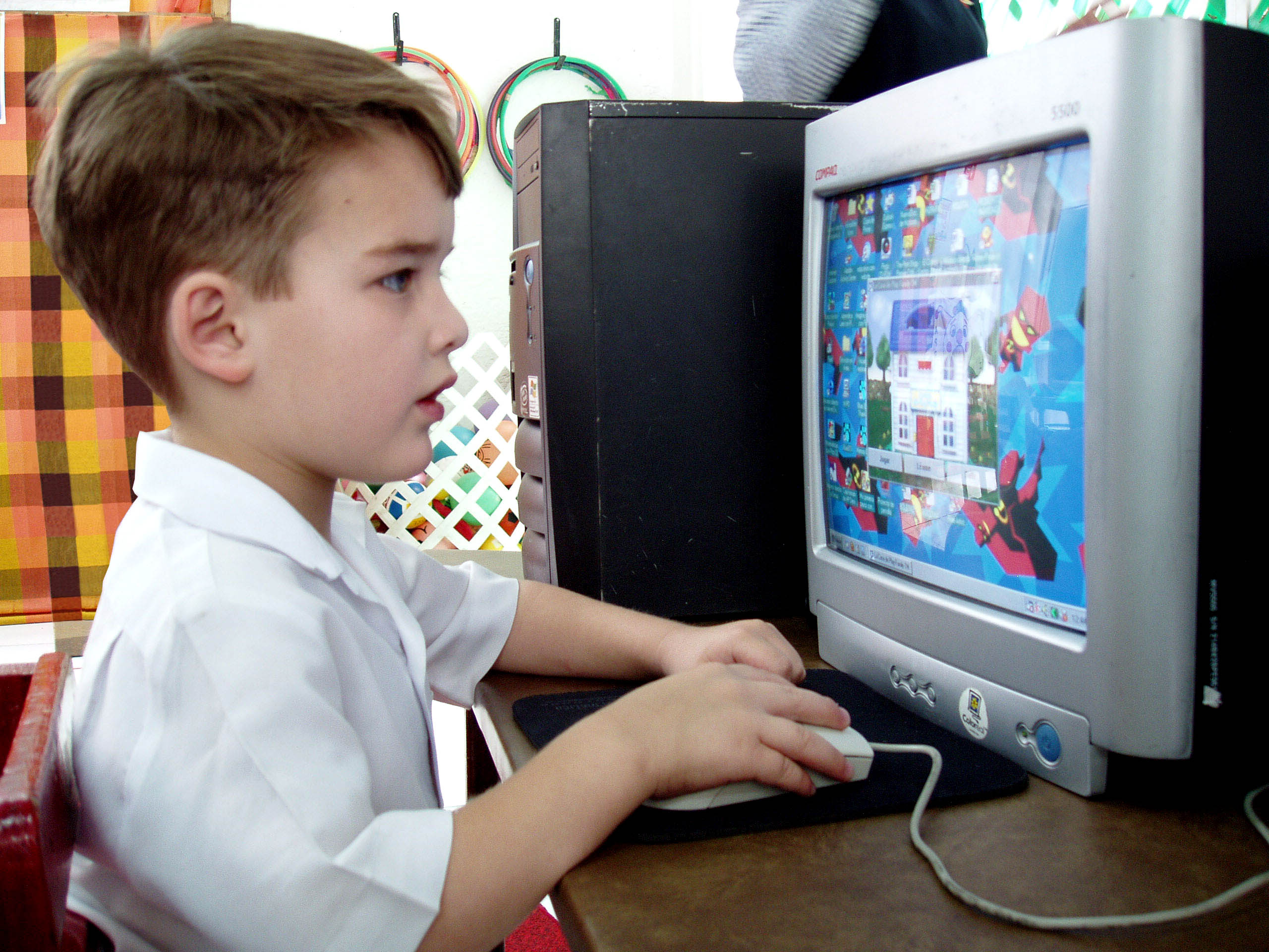 The computer is he. Дети играющие в компьютерные игры. Дошкольник и компьютер. Мальчик за компьютерной игрой. Компьютер для детей.