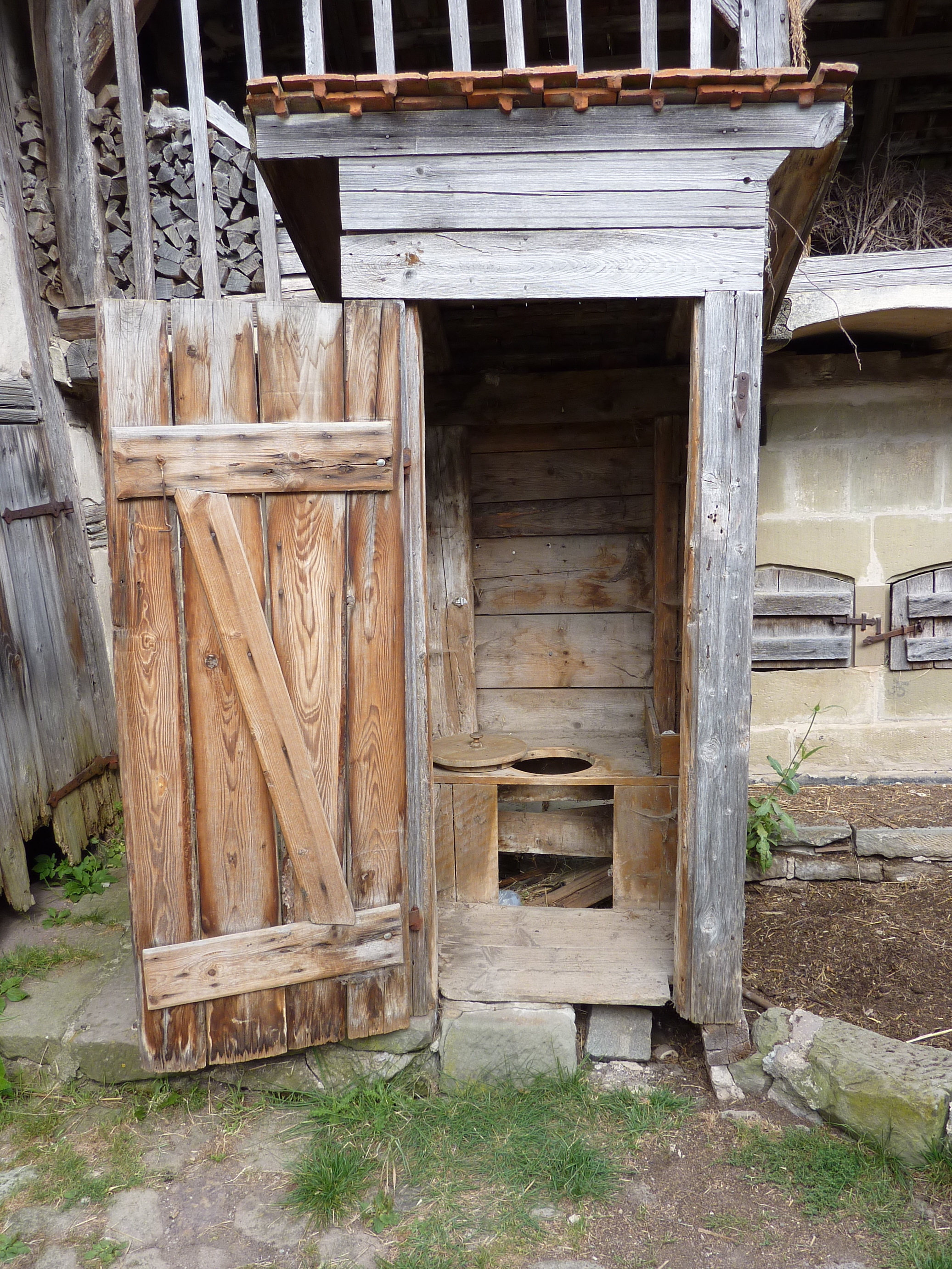 Вытяжка туалет деревянный дом