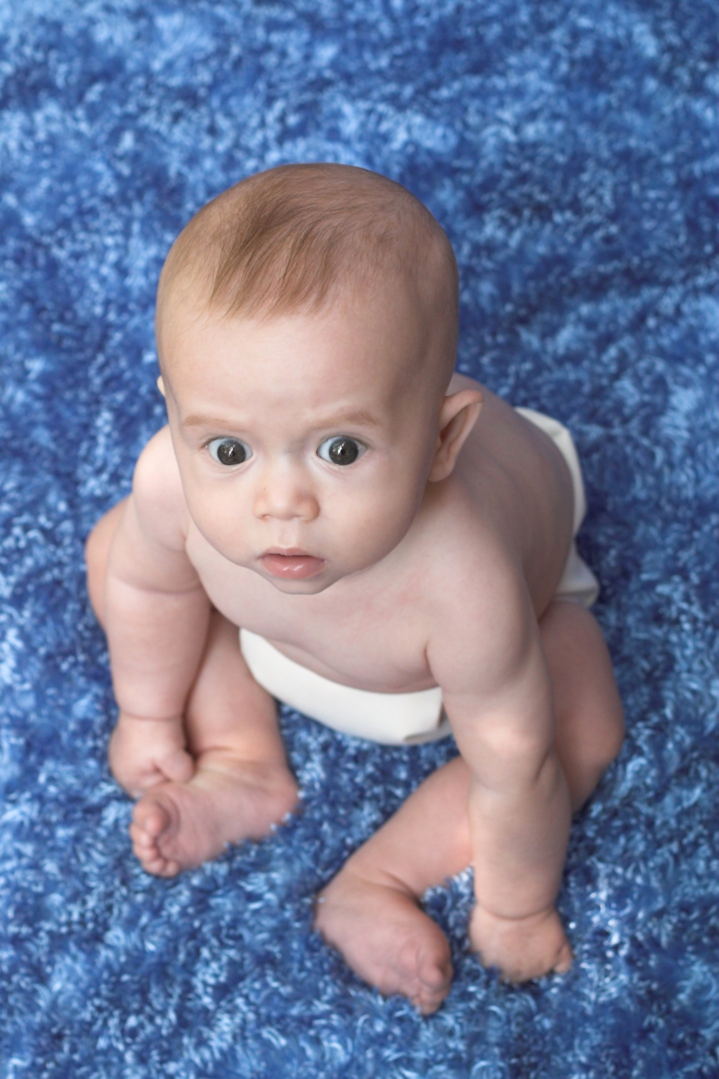 Ребенок 6 месяцев беспокойный. Дети до года. Малыш до года. Фотосессия грудничков 7 месяцев. 7 Месяцев малышу.