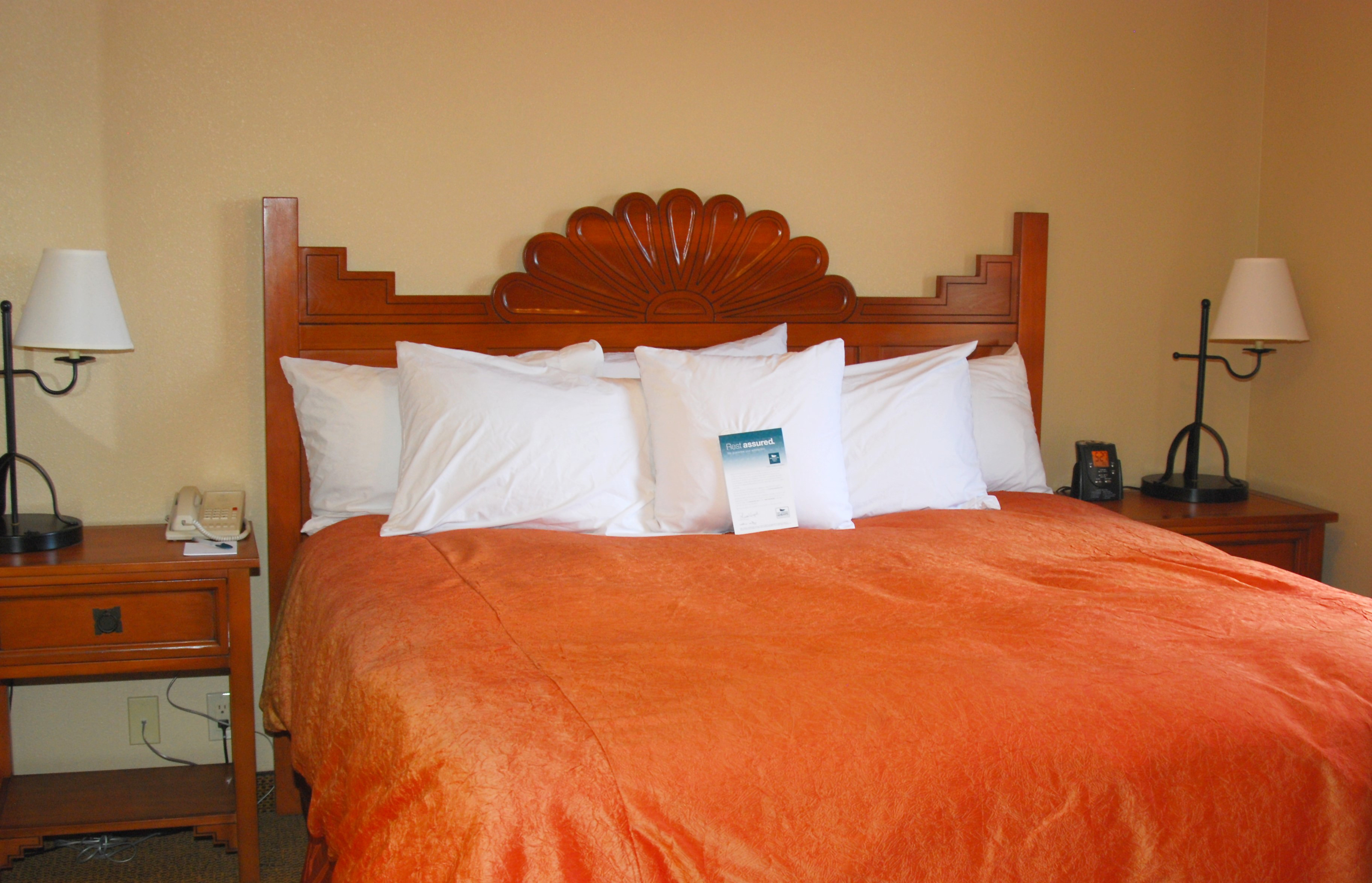 Заправленная кровать в гостинице
