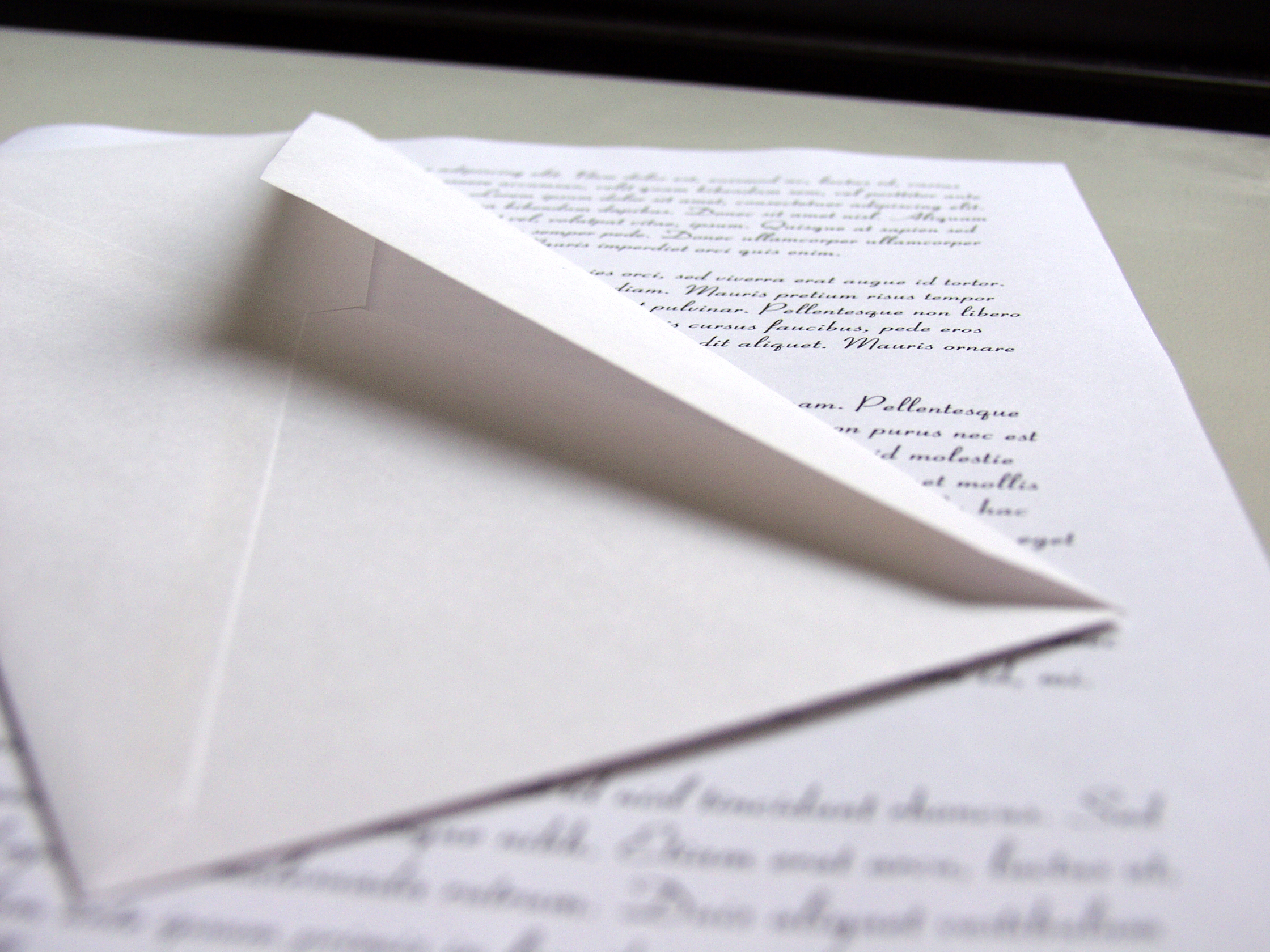 Волнующее письмо. Конверт для письма. Письмо. Конверт с листом бумаги. Лист бумаги на столе.