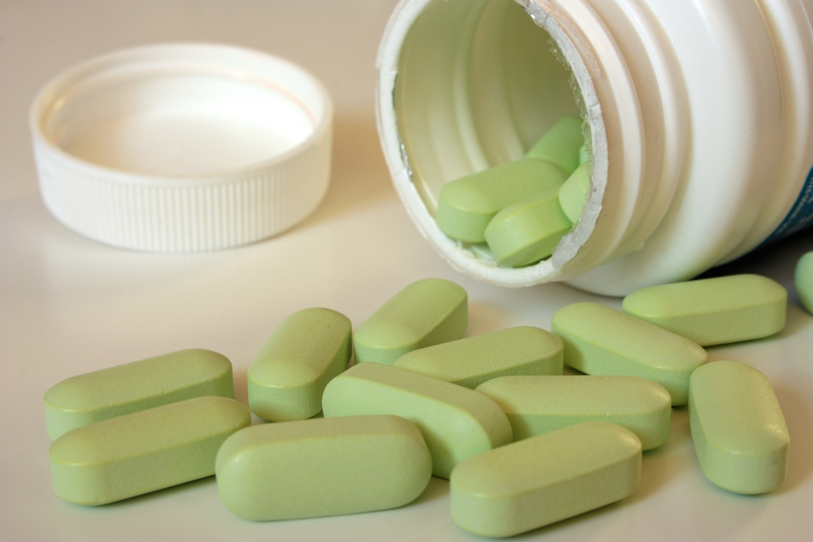 Зеленые антибиотики. Зеленые таблетки. Таблетки салатового цвета. Антибиотики зеленые. Таблетки бледно зеленого цвета.