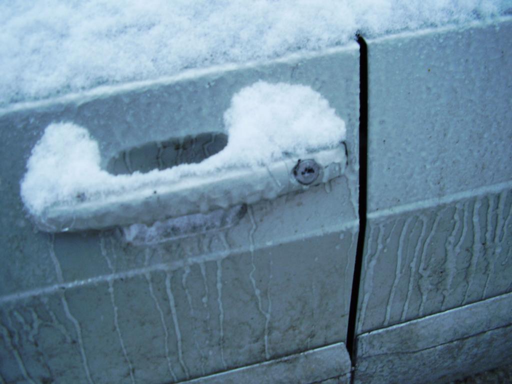 Сильно замерзла что делать. Замерзает замок в гараже. Замерзший гараж. Промерзают замки в двери гаража. Отогрев замка двери.