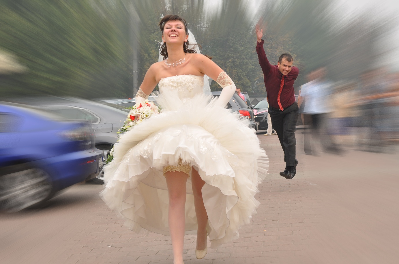 Привет где нет невест. Девушка убегает в свадебном платье. Сбежавшая невеста. Невеста бежит в свадебном платье. Невеста сбежала со свадьбы.