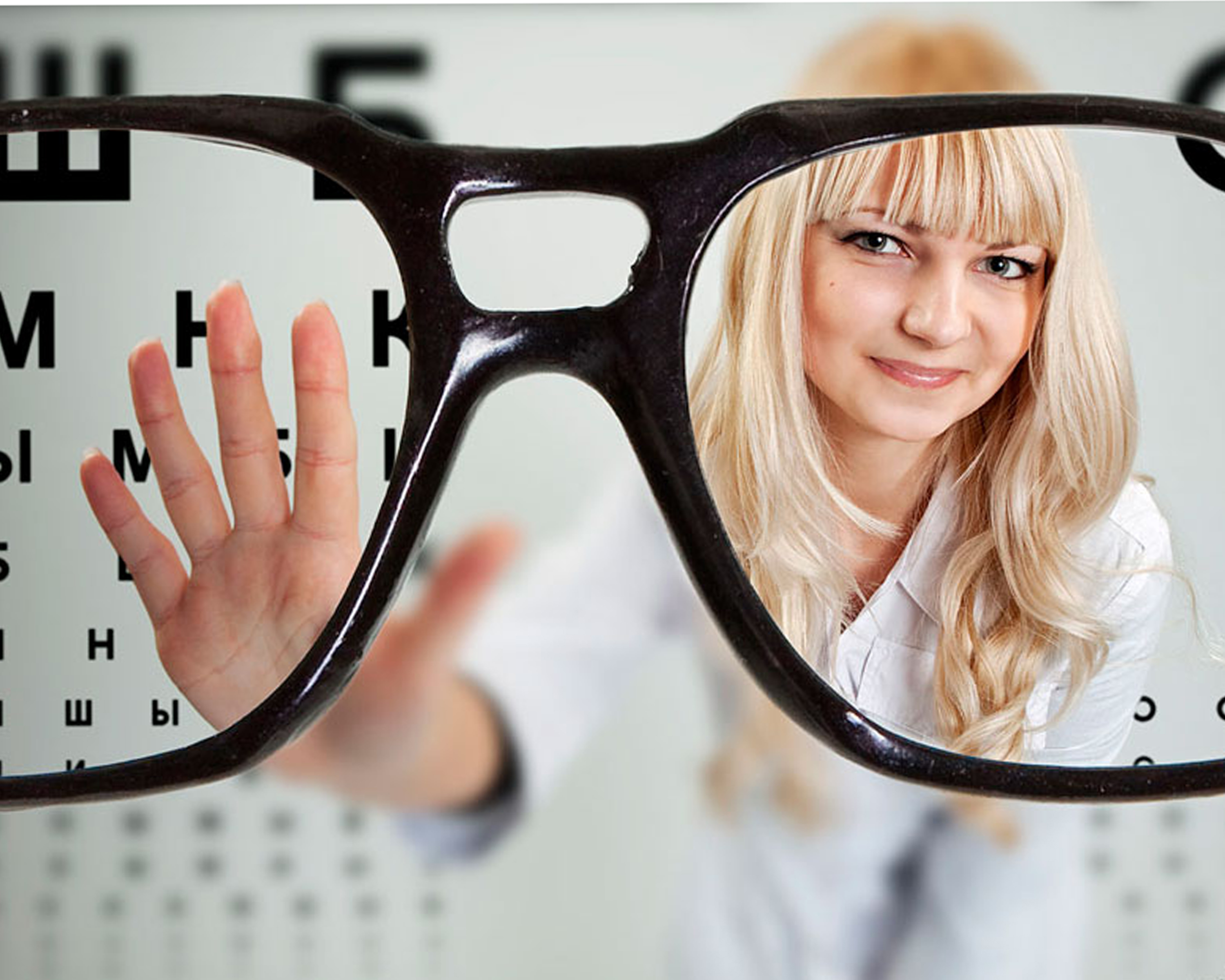 День плохого зрения. Очки окулиста. Очки для зрения. Оптика. Девушка у офтальмолога.