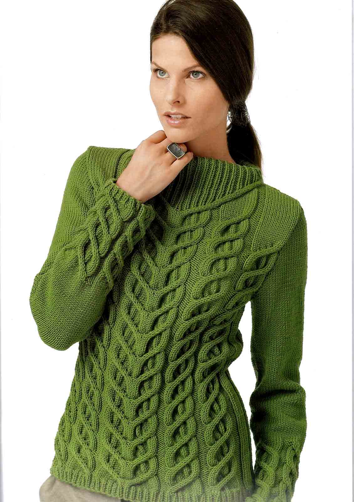 Вязать спицами женские кофты. Зеленый свитер с косами. Зеленый вязаный свитер женский. Вязание спицами для женщин. Свитер с аранами.