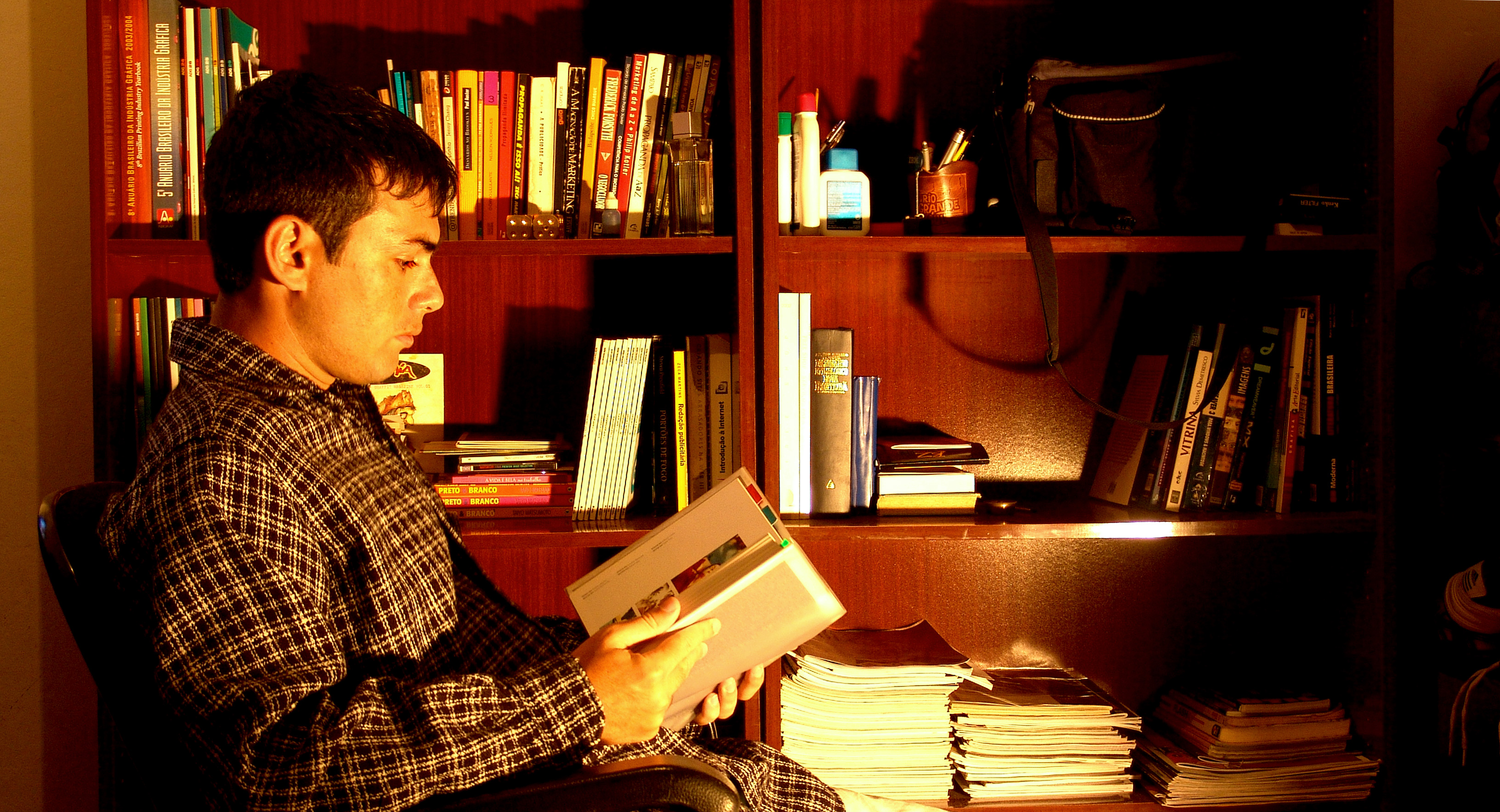 Читая учебники ребята. Человек за книгой. Мужчина с книгой. Книга человек. Парень за книгой.