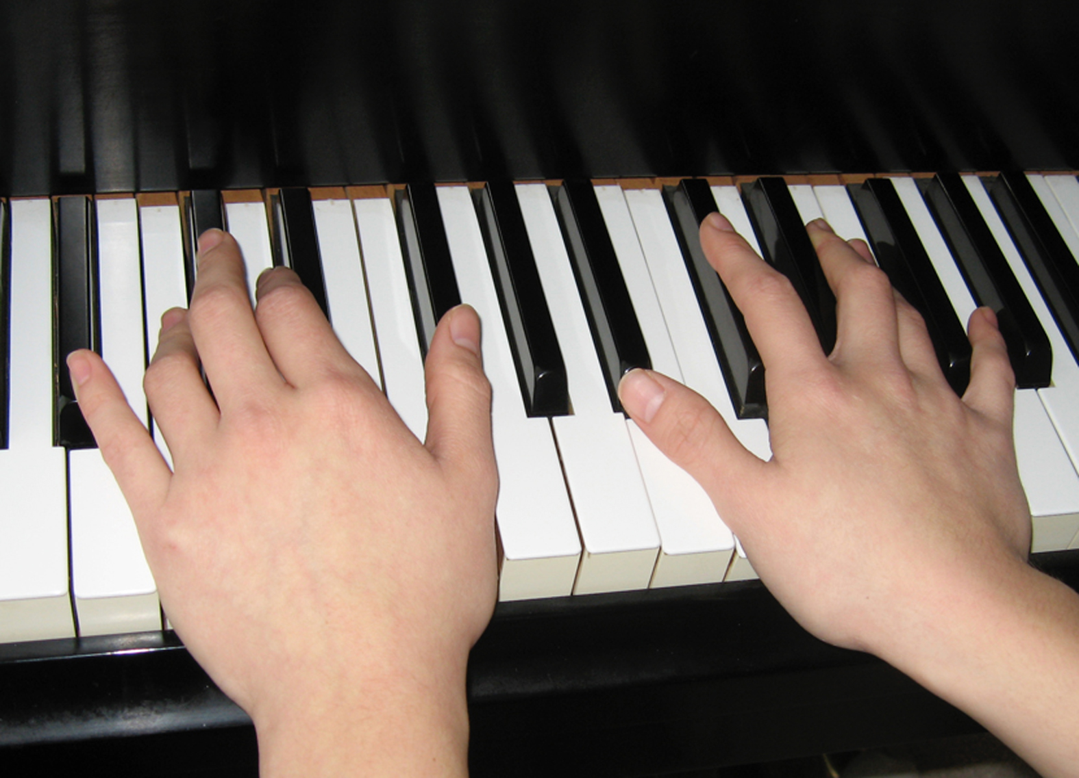 Научиться играть на слух. Игра на фортепиано. Что сыграть на фортепиано. Игра на фортепьяно. Игра на рояле.