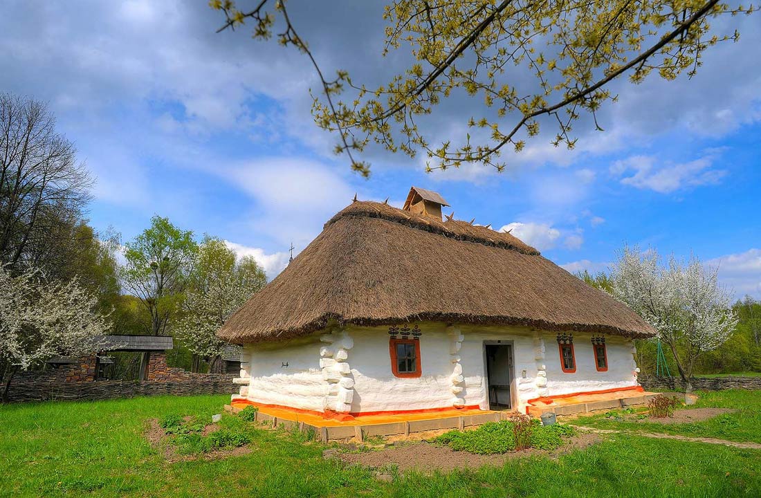 Хаты ой. Украинская хата Мазанка. Украинская изба Мазанка. Хата Мазанка с соломенной крышей. Красивая хата.