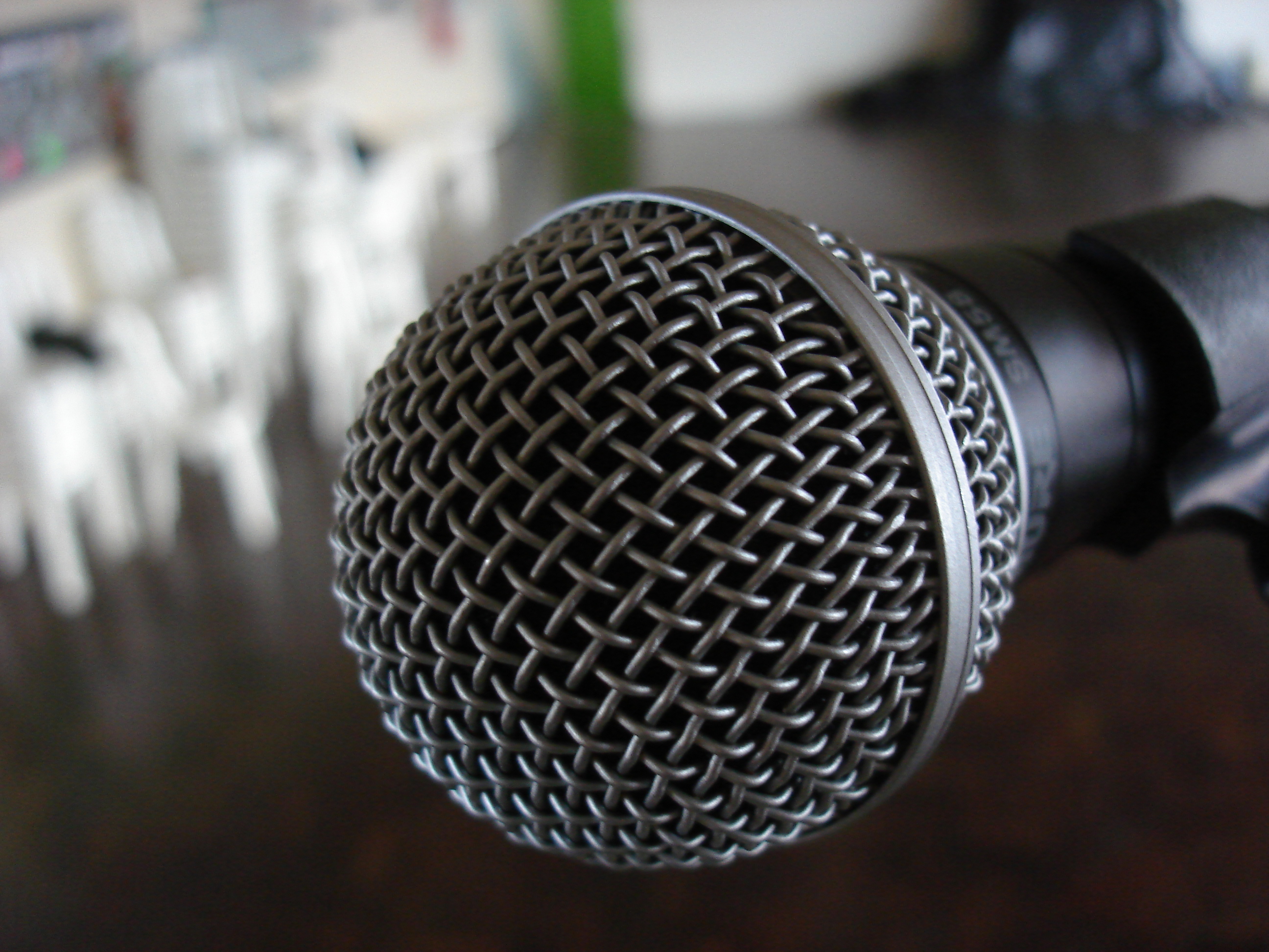 Помехи в микрофоне. Шумоподавление для микрофона. Микрофон фон. Защита для микрофона от фонового шума. Помехи микрофона.