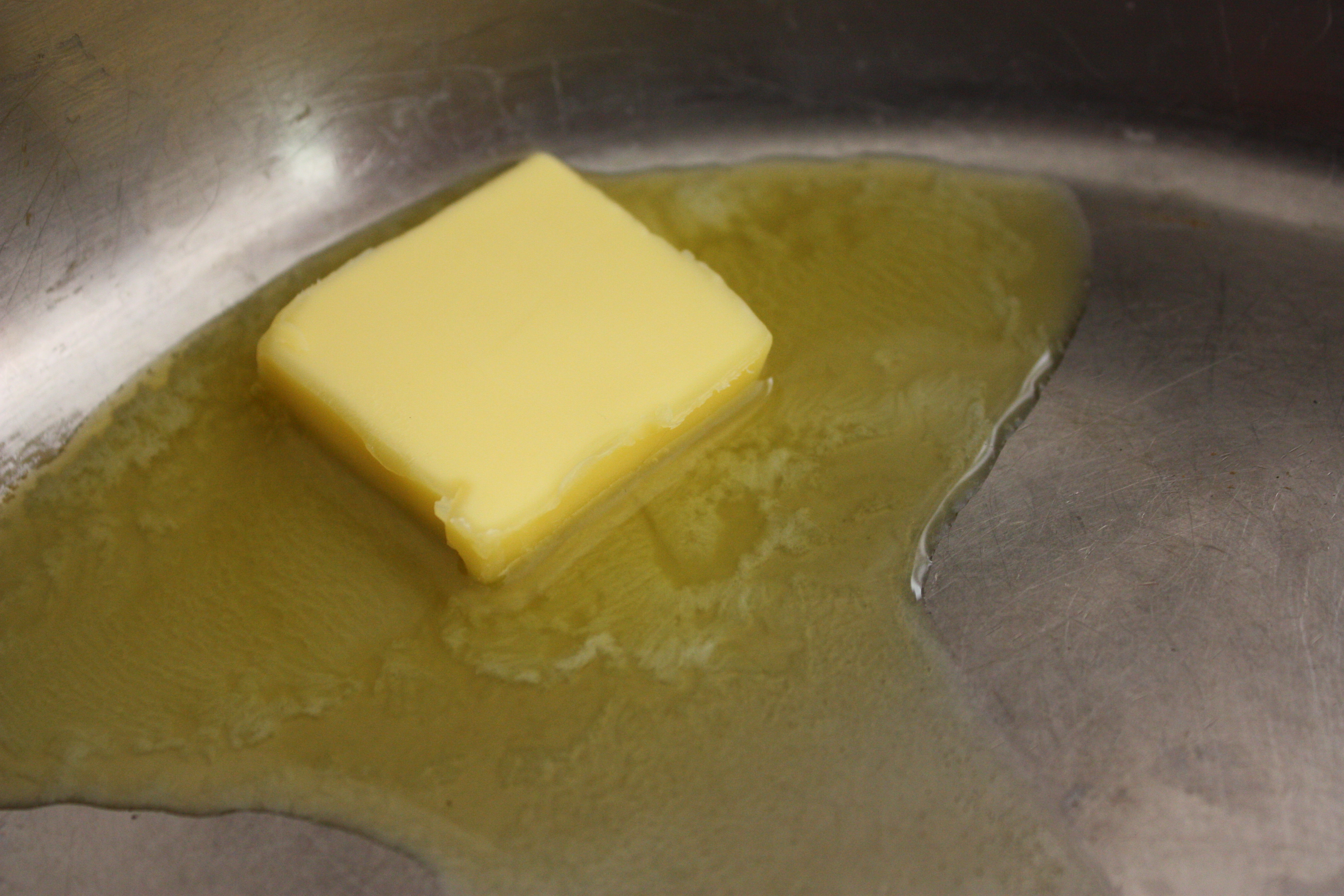 Тест сливочного масла в домашних условиях. Масло сливочное. Растопленное сливочное масло. Растаявшее сливочное масло. Плавление сливочного масла.