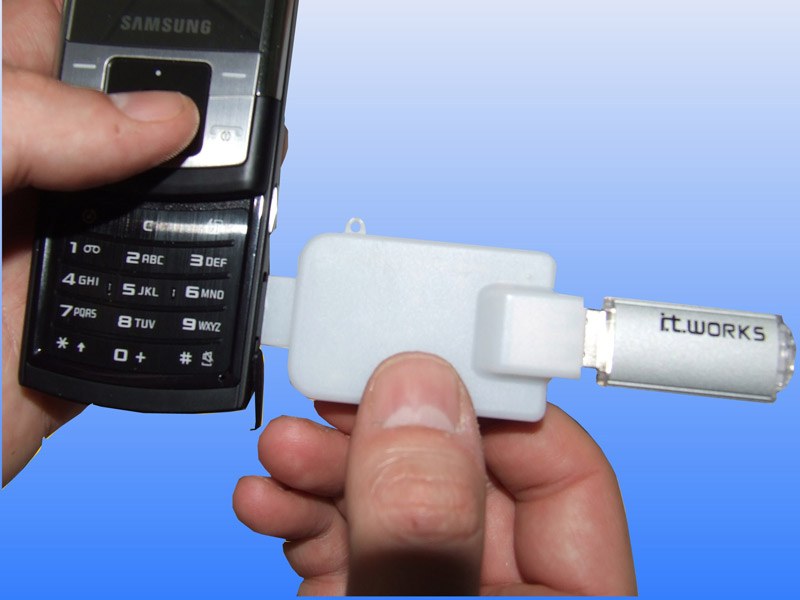 Флешка есть в телефоне. Mobidapter - адаптер SD-USB. Переходник Mobidapter — SD to USB Adapter. Переходник для телефонной флешки на компьютер. Что такое адаптер для телефона мобильного.
