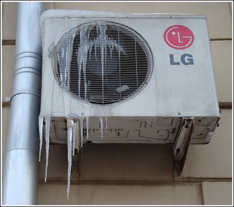 Можно ли кондиционер включать зимой на обогрев. Обмерзает наружный блок paxrw060-TF. Наружный вентилятор кондиционера. Внешний блок кондиционера зима. Отопление кондиционером.
